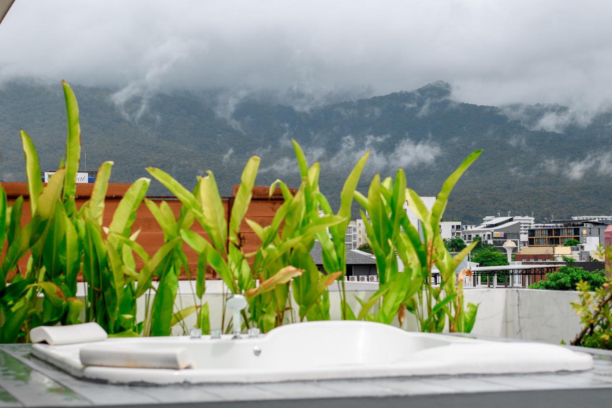 Tolani Nimman Villa Chiang Mai Bagian luar foto