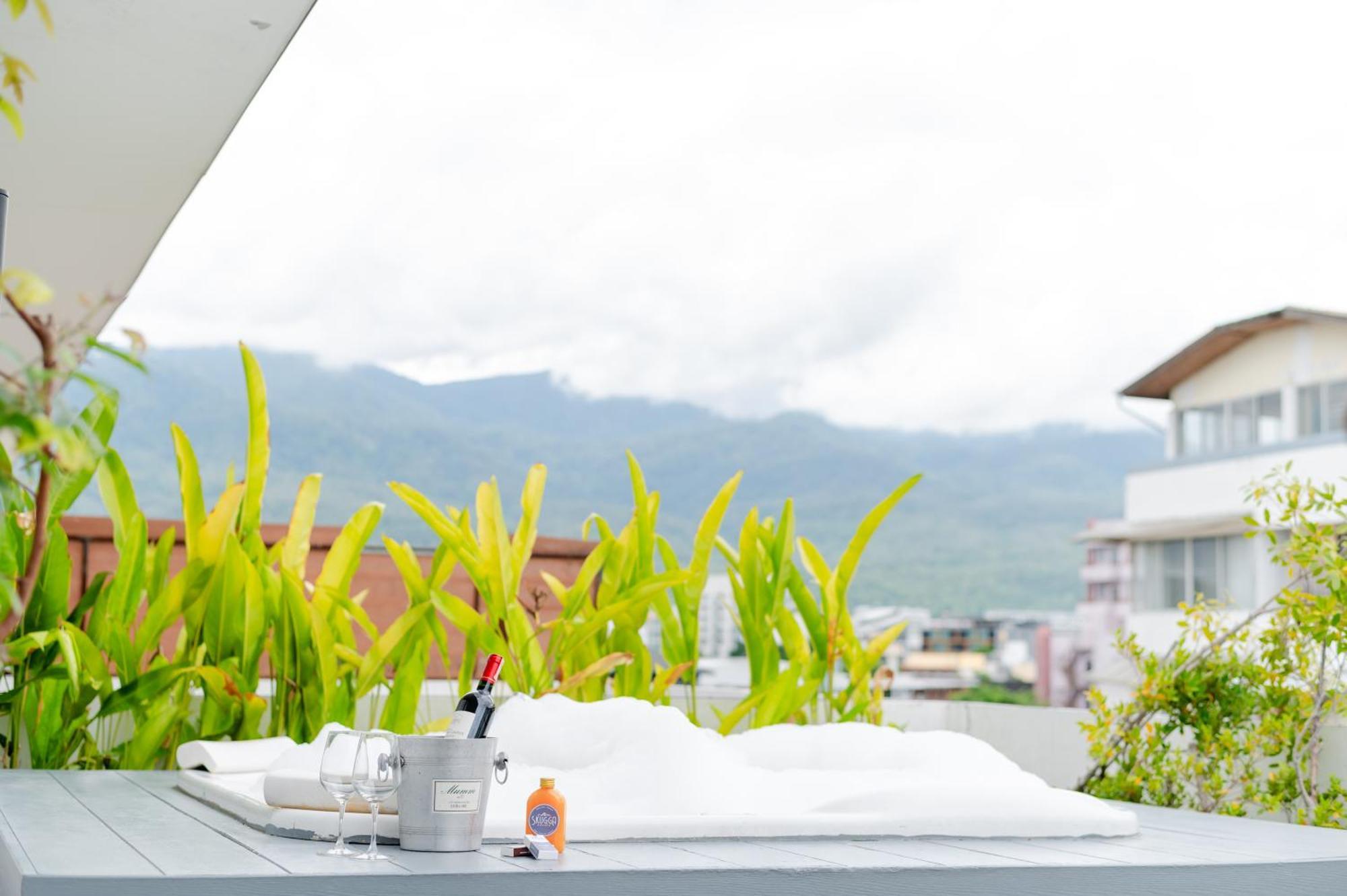 Tolani Nimman Villa Chiang Mai Bagian luar foto